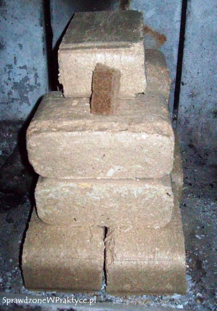 Brykiet brik w kominku