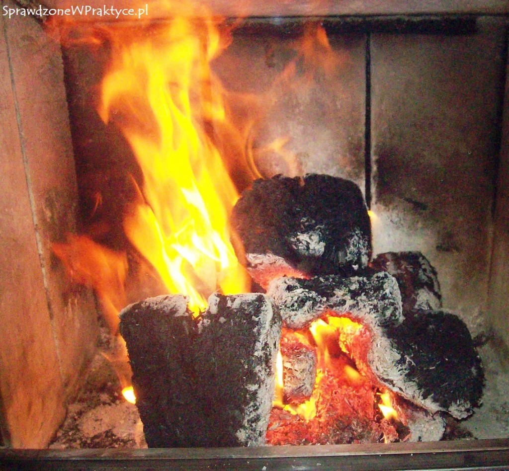 kostki brykietu puchną