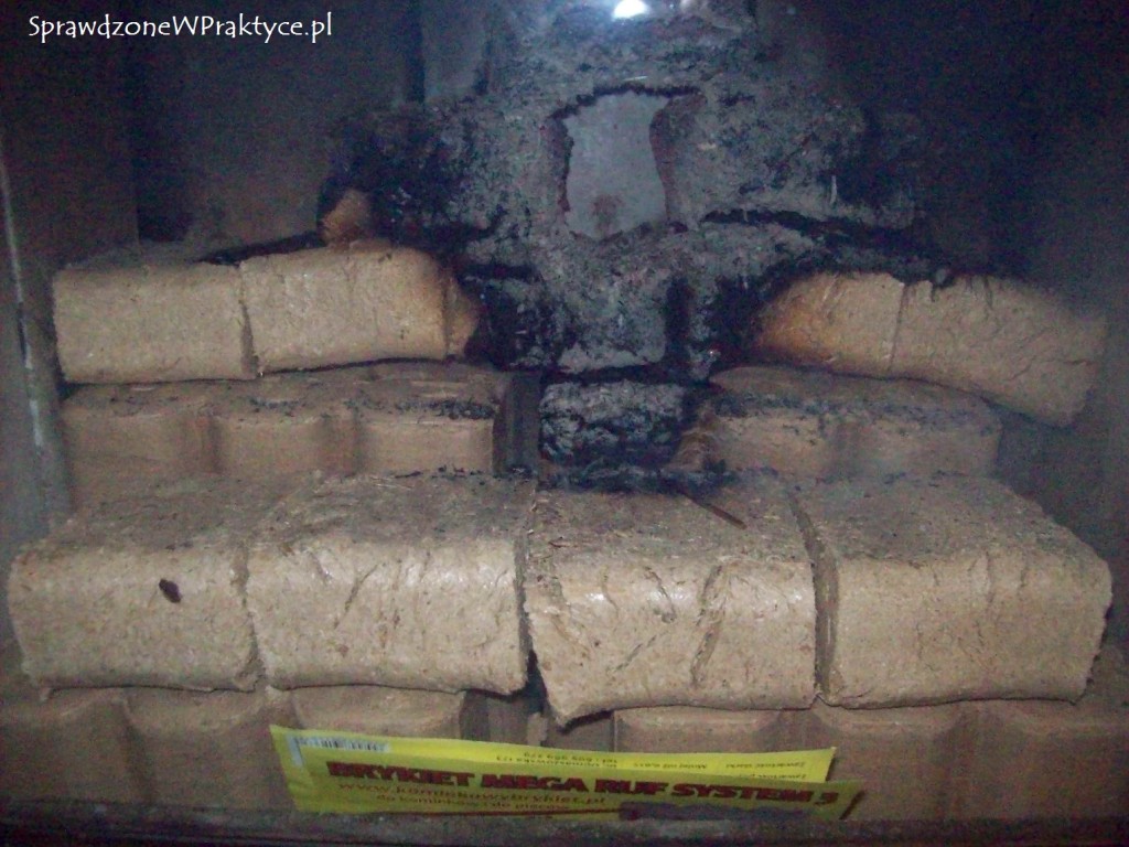 kostki brykietu zwiększają swoje rozmiary