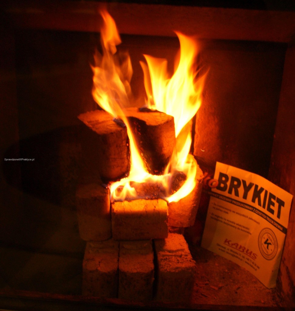 Brykiet KABUS radośnie płonie
