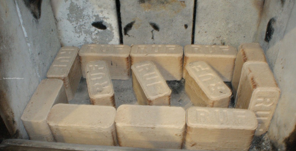 kostki brykietu RUF ułożone w kominku