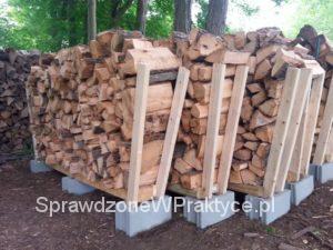 stojak na drewno z pustaków i kantówek