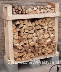 drewniany stojak na drewno kominkowe